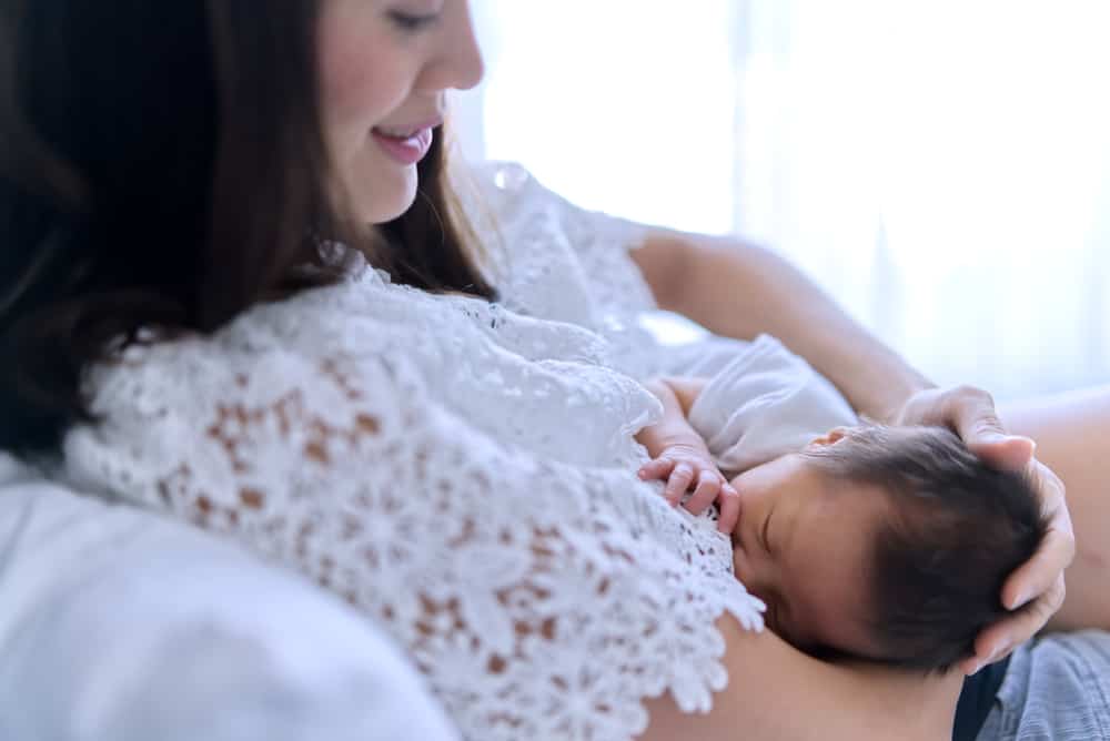 4 Different Positions for Breastfeeding Moms Should Try Out