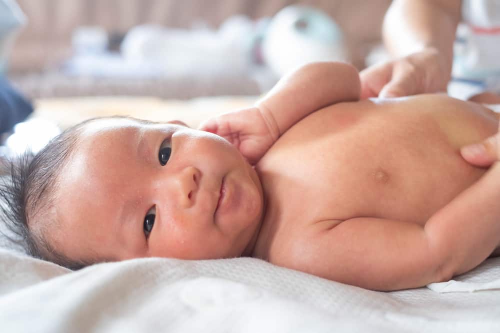 Paano Mapapalambot Ang Dumi Ni Baby?