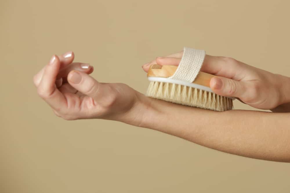 Ano Ang Dry Brushing At Mga Benepisyo Nito Sa Balat?